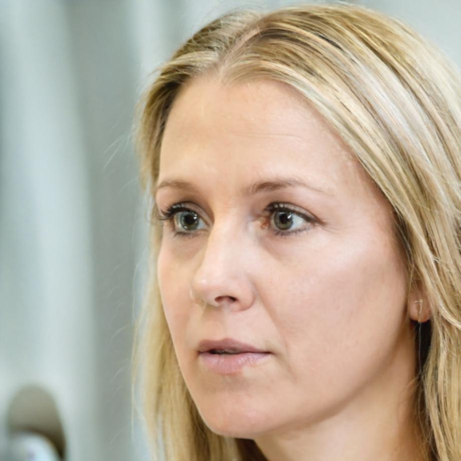 Retrato profissional de Catarina Silva, consultora financeira especializada em famílias